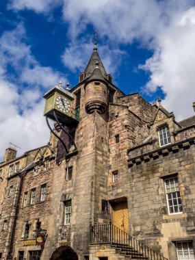 Edinburgh, İskoçya - 28 Temmuz: Royal Mile üzerinde 28 Temmuz 2017 yılında Edinburgh, İskoçya üzerinde Tolbooth Meyhanesi. Royal Mile birçok tarihi pub vardır.