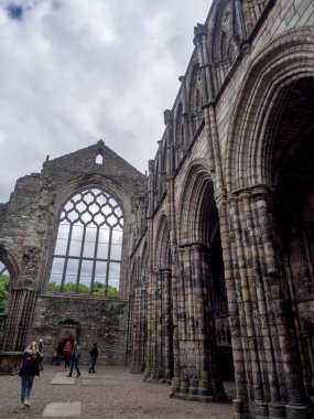 Edinburgh, İskoçya - 28 Temmuz: Holyrood Abbey üzerinde 28 Temmuz 2017 yılında Edinburgh, İskoçya kalıntıları. Holyrood Sarayı resmi konutu İngiltere Edinburgh, İskoçya'da hükümdar olduğunu.