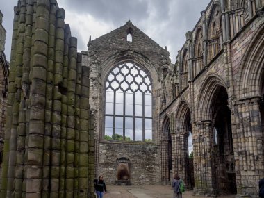 Edinburgh, İskoçya - 28 Temmuz: Holyrood Abbey üzerinde 28 Temmuz 2017 yılında Edinburgh, İskoçya kalıntıları. Holyrood Sarayı resmi konutu İngiltere Edinburgh, İskoçya'da hükümdar olduğunu.