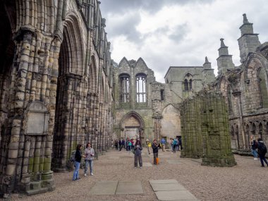 Edinburgh, İskoçya - 28 Temmuz: Holyrood Abbey üzerinde 28 Temmuz 2017 yılında Edinburgh, İskoçya kalıntıları. Holyrood Sarayı resmi konutu İngiltere Edinburgh, İskoçya'da hükümdar olduğunu.