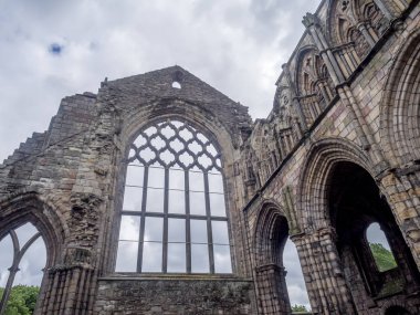 Edinburgh, İskoçya - 28 Temmuz: Holyrood Abbey üzerinde 28 Temmuz 2017 yılında Edinburgh, İskoçya kalıntıları. Holyrood Sarayı resmi konutu İngiltere Edinburgh, İskoçya'da hükümdar olduğunu.