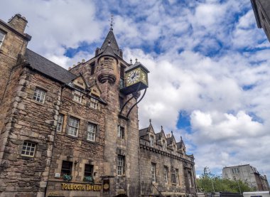 Edinburgh, İskoçya - 28 Temmuz: Royal Mile üzerinde 28 Temmuz 2017 yılında Edinburgh, İskoçya üzerinde Tolbooth Meyhanesi. Royal Mile birçok tarihi pub vardır.