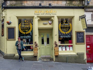 Edinburgh, İskoçya - 28 Temmuz: Arcade ev Cockburn Caddesi 28 Temmuz 2017 Edinburgh, İskoçya'da tarih boyunca haggis ve viski. Bira ve viski turistlere hizmet Edinburgh birçok pub vardır.
