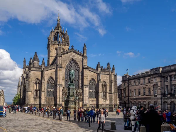 Edinburgh, İskoçya - 26 Temmuz: aşağı doğru St Giles Katedrali Eski kentte Royal Mile Edinburgh İskoçya'da 26 Temmuz 2017 arıyorum. St. Giles İskoçya'nın ana Kirk olduğunu.