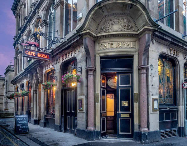 Edinburgh, İskoçya - 27 Temmuz: Ünlü Royal Cafe Edinburgh İskoçya Edinburgh'ün yeni şehir üzerinde 27 Temmuz 2017. Royal Cafe iyi İskoç yemekleri mimari tarzında sunulmaktadır..