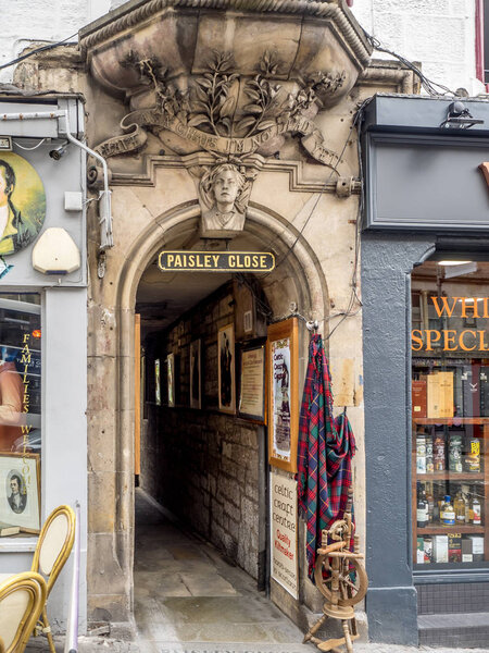 ЭДИНБУРГ, СКОТЛАНДИЯ - 28 ИЮЛЯ: Закрытие Королевской мечети в Старом городе 28 июля 2017 года в шотландском Эдинбурге. Королевский Миль или аллеи, ведущие с улицы и привлекающие туристов
.