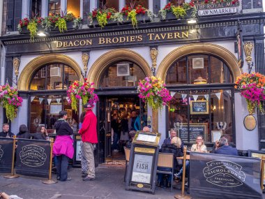 Edinburgh, İskoçya - 28 Temmuz: Deacon Brodie'nın Pub üzerinde 28 Temmuz 2017 Edinburgh, İskoçya'da Royal Mile boyunca. Royal Mile turist garson viski, bira, vb gibi birçok pub vardır.