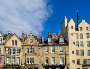 Edinburgh, İskoçya - 30 Temmuz: Binalar ve 30 Temmuz 2017 yılında Edinburgh, İskoçya üzerinde eski şehrin ünlü Grassmarket ares mağazalar. Grassmarket Edinburgh popüler bir alandır.