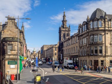Edinburgh Scotland - 29 Temmuz: 29 Temmuz 2017'de İskoçya'nın Edinburgh kentinde kimliği belirsiz kişilerle Grassmarket semtindeki binalar. Eski Kent'te tarihi bir pazar ve kamusal alandır..