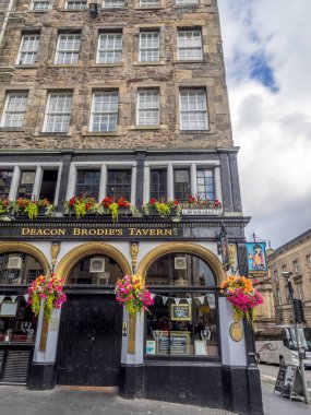 Edinburgh, İskoçya - 29 Temmuz: Deacon Brodie'nın Pub üzerinde 29 Temmuz 2017 Edinburgh, İskoçya'da Royal Mile boyunca. Royal Mile turist garson viski, bira, vb gibi birçok pub vardır.