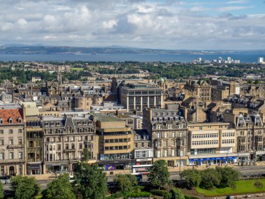 Edinburgh, İskoçya - 29 Temmuz: Görünüm Edinburgh'ün güzel sokaklar ve binalar Edinburgh İskoçya Edinburgh Kalesi: üzerinde 29 Temmuz 2017. Edinburgh Castle favori bir yer.