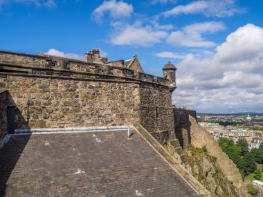 Edinburgh, İskoçya - 29 Temmuz: Görünüm Edinburgh'ün güzel sokaklar ve binalar Edinburgh İskoçya Edinburgh Kalesi: üzerinde 29 Temmuz 2017. Edinburgh Castle favori bir yer.