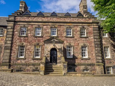 Edinburgh, İskoçya - 29 Temmuz: Dış cephe sistemleri bina ve Edinburgh Castle, Edinburgh İskoçya'da sur üzerinde 29 Temmuz 2017. Edinburgh Castle birçok eski binaların dolu.