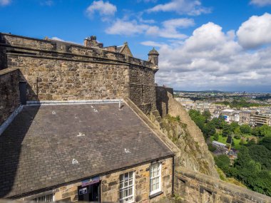 Edinburgh, İskoçya - 29 Temmuz: Görünüm Edinburgh'ün güzel sokaklar ve binalar Edinburgh İskoçya Edinburgh Kalesi: üzerinde 29 Temmuz 2017. Edinburgh Castle favori bir yer.