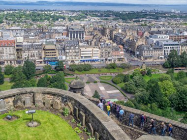 Edinburgh, İskoçya - 29 Temmuz: Görünüm Edinburgh'ün güzel sokaklar ve binalar Edinburgh İskoçya Edinburgh Kalesi: üzerinde 29 Temmuz 2017. Edinburgh Castle favori bir yer.