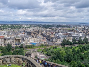 Edinburgh, İskoçya - 29 Temmuz: Görünüm Edinburgh'ün güzel sokaklar ve binalar Edinburgh İskoçya Edinburgh Kalesi: üzerinde 29 Temmuz 2017. Edinburgh Castle favori bir yer.