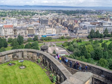 Edinburgh, İskoçya - 29 Temmuz: Görünüm Edinburgh'ün güzel sokaklar ve binalar Edinburgh İskoçya Edinburgh Kalesi: üzerinde 29 Temmuz 2017. Edinburgh Castle favori bir yer.