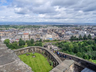 Edinburgh, İskoçya - 29 Temmuz: Görünüm Edinburgh'ün güzel sokaklar ve binalar Edinburgh İskoçya Edinburgh Kalesi: üzerinde 29 Temmuz 2017. Edinburgh Castle favori bir yer.