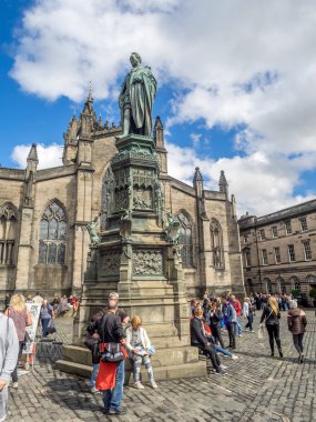 Edinburgh, İskoçya - 29 Temmuz: St Giles Katedrali doğru Royal Mile üzerinde 29 Temmuz 2017 Edinburgh, İskoçya'da seyir. Bir turistik ve Edinburgh ilk Katedrali St Giles olduğunu.
