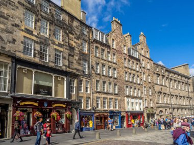 Edinburgh, İskoçya - 30 Temmuz: Binalar ve Royal Mile Edinburgh, İskoçya'da 30 Temmuz 2017 üzerinde dükkanlar. Royal Mile İngiltere premiere turist konumlar biridir.