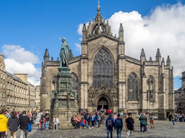 Edinburgh, İskoçya - 29 Temmuz: St Giles Katedrali doğru Royal Mile üzerinde 29 Temmuz 2017 Edinburgh, İskoçya'da seyir. Bir turistik ve Edinburgh ilk Katedrali St Giles olduğunu.