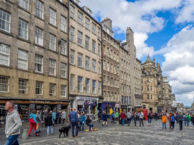Edinburgh, İskoçya - 30 Temmuz: Binalar ve Royal Mile Edinburgh, İskoçya'da 30 Temmuz 2017 üzerinde dükkanlar. Royal Mile İngiltere premiere turist konumlar biridir.