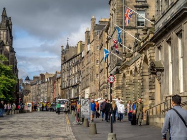 Edinburgh, İskoçya - 30 Temmuz: Binalar ve Royal Mile Edinburgh, İskoçya'da 30 Temmuz 2017 üzerinde dükkanlar. Royal Mile İngiltere premiere turist konumlar biridir.