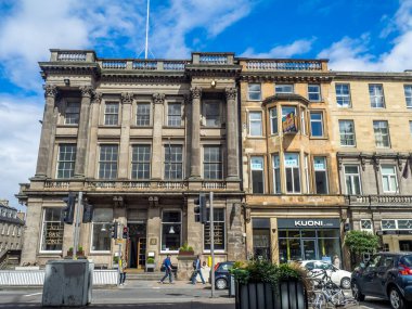 Edinburgh, İskoçya - 30 Temmuz: Binalar ve George Street üzerinde 30 Temmuz 2017 Edinburgh, İskoçya'da New Town dükkanlar. Yeni bir ana alışveriş bölgesine Edinburgh yeridir.