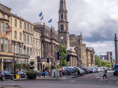 Edinburgh, İskoçya - 30 Temmuz: Binalar ve George Street üzerinde 30 Temmuz 2017 Edinburgh, İskoçya'da New Town dükkanlar. Yeni bir ana alışveriş bölgesine Edinburgh yeridir.