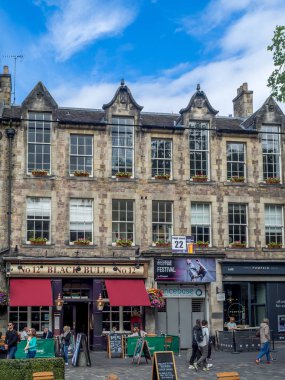 Edinburgh, İskoçya - 30 Temmuz: Binalar ve 30 Temmuz 2017 yılında Edinburgh, İskoçya üzerinde eski şehrin ünlü Grassmarket ares mağazalar. Grassmarket Edinburgh popüler bir alandır.