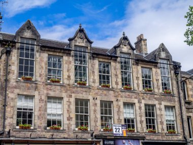 Edinburgh, İskoçya - 30 Temmuz: Binalar ve 30 Temmuz 2017 yılında Edinburgh, İskoçya üzerinde eski şehrin ünlü Grassmarket ares mağazalar. Grassmarket Edinburgh popüler bir alandır.