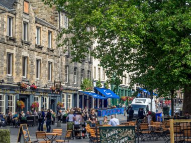 Edinburgh, İskoçya - 30 Temmuz: Binalar ve 30 Temmuz 2017 yılında Edinburgh, İskoçya üzerinde eski şehrin ünlü Grassmarket ares mağazalar. Grassmarket Edinburgh popüler bir alandır.