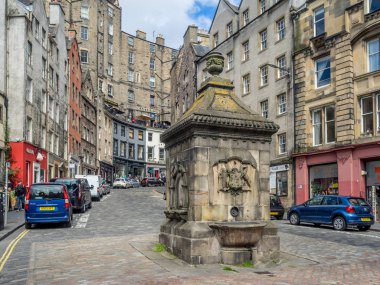 Edinburgh, İskoçya - 30 Temmuz: Binalar ve 30 Temmuz 2017 yılında Edinburgh, İskoçya üzerinde eski şehrin ünlü Grassmarket ares mağazalar. Grassmarket Edinburgh popüler bir alandır.
