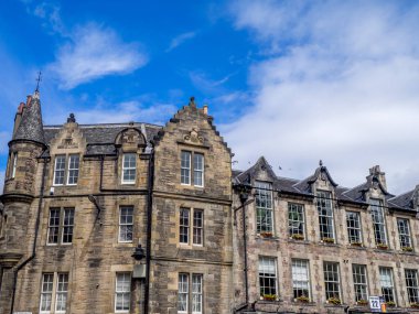 Edinburgh, İskoçya - 30 Temmuz: Binalar ve 30 Temmuz 2017 yılında Edinburgh, İskoçya üzerinde eski şehrin ünlü Grassmarket ares mağazalar. Grassmarket Edinburgh popüler bir alandır.