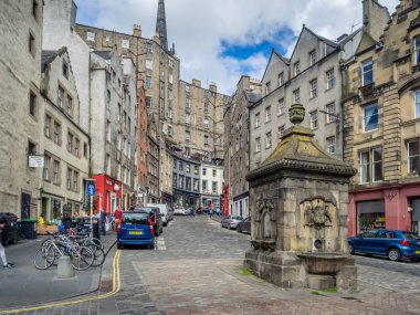 Edinburgh, İskoçya - 30 Temmuz: Binalar ve 30 Temmuz 2017 yılında Edinburgh, İskoçya üzerinde eski şehrin ünlü Grassmarket ares mağazalar. Grassmarket Edinburgh popüler bir alandır.