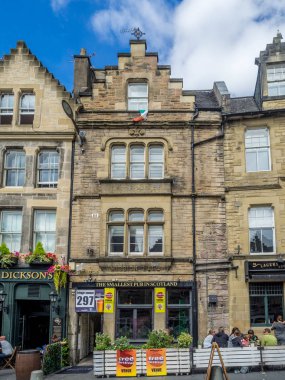 Edinburgh, İskoçya - 30 Temmuz: Binalar ve 30 Temmuz 2017 yılında Edinburgh, İskoçya üzerinde eski şehrin ünlü Grassmarket ares mağazalar. Grassmarket Edinburgh popüler bir alandır.