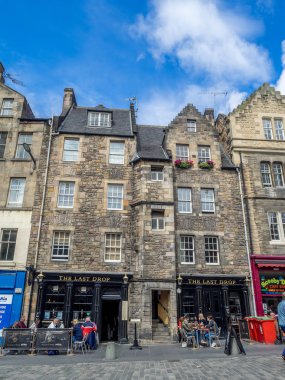 Edinburgh, İskoçya - 30 Temmuz: Binalar ve 30 Temmuz 2017 yılında Edinburgh, İskoçya üzerinde eski şehrin ünlü Grassmarket ares mağazalar. Grassmarket Edinburgh popüler bir alandır.
