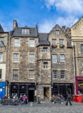 Edinburgh, İskoçya - 30 Temmuz: Binalar ve 30 Temmuz 2017 yılında Edinburgh, İskoçya üzerinde eski şehrin ünlü Grassmarket ares mağazalar. Grassmarket Edinburgh popüler bir alandır.
