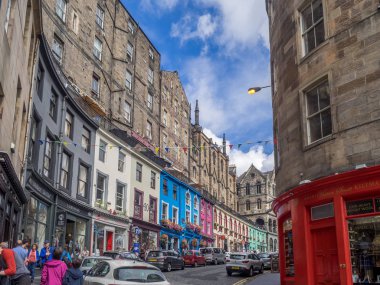 Edinburgh, İskoçya - 30 Temmuz: Victoria Street doğru Royal Mile Edinburgh İskoçya'da 30 Temmuz 2017 arıyorum. Royal Mile Edinburgh popüler bir cazibe olduğunu ve çok sayıda turist barındıran.