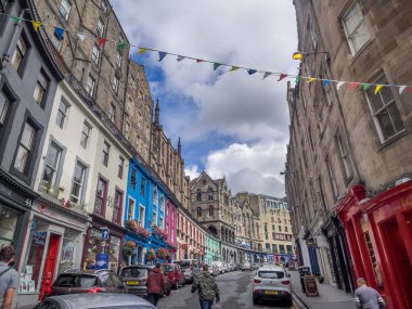 Edinburgh, İskoçya - 30 Temmuz: Victoria Street doğru Royal Mile Edinburgh İskoçya'da 30 Temmuz 2017 arıyorum. Royal Mile Edinburgh popüler bir cazibe olduğunu ve çok sayıda turist barındıran.