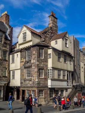 Edinburgh, İskoçya - 30 Temmuz: John Knox evin üzerinde 30 Temmuz 2017 yılında Edinburgh, İskoçya Edinburgh dış cephe. Eski ev John Knox ve Royal Mile üzerinde iki ortaçağ binalardan birinde.