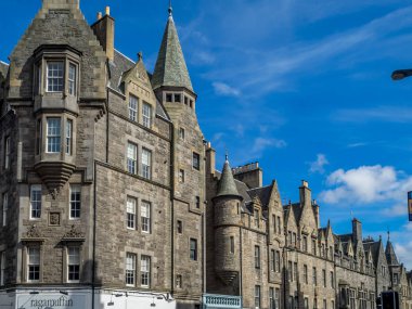 Edinburgh, İskoçya - 30 Temmuz: Binalar eski Edinburgh şehir üzerinde 30 Temmuz 2017 yılında Edinburgh, İskoçya Dış cephe. Old Town dünyalar büyük turistik konumlar biridir.