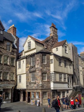 Edinburgh, İskoçya - 30 Temmuz: John Knox evin üzerinde 30 Temmuz 2017 yılında Edinburgh, İskoçya Edinburgh dış cephe. Eski ev John Knox ve Royal Mile üzerinde iki ortaçağ binalardan birinde.