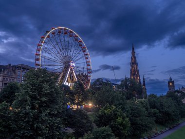 Edinburgh, İskoçya - 30 Temmuz: Festival tekerlek, büyük ve geçici mekanik dönme dolap, görünümünü üzerinde 30 Temmuz 2017 Edinburgh, İskoçya'da. Bu Doğu Princes Street bahçe içinde yer almaktadır.