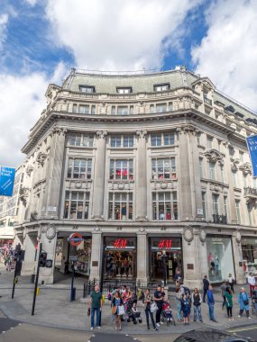 Londra Birleşik Krallık - 1 Ağustos: Londra'nın ünlü Regent Street'te 1 Ağustos 2017 mimarisi. Pek çok ünlü markalar yer çok merkezi bir alışveriş ve lüks yer.