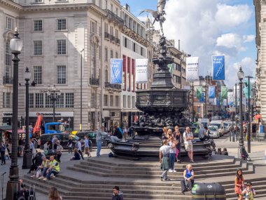 Londra İngiltere - 1 Ağustos: güneşin Piccadilly Circus, Londra, İngiltere'de 1 Ağustos 2017 üzerinde zevk insanlar. Piccadilly Circus alan turistler, alışveriş ve tiyatro için popüler.