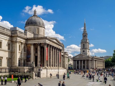 Londra İngiltere - 1 Ağustos: Ulusal Portre Galerisi ile Trafalgar Square Londra, İngiltere'de 1 Ağustos 2017 üzerinde ön planda. Ulusal Portre Galerisi Sanat ve tarih meraklıları için önemli bir cazibe vardır