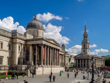 Londra İngiltere - 1 Ağustos: Ulusal Portre Galerisi ile Trafalgar Square Londra, İngiltere'de 1 Ağustos 2017 üzerinde ön planda. Ulusal Portre Galerisi Sanat ve tarih meraklıları için önemli bir cazibe vardır