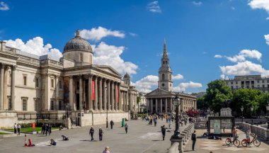 Londra İngiltere - 1 Ağustos: Ulusal Portre Galerisi ile Trafalgar Square Londra, İngiltere'de 1 Ağustos 2017 üzerinde ön planda. Ulusal Portre Galerisi Sanat ve tarih meraklıları için önemli bir cazibe vardır