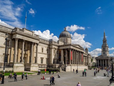 Londra İngiltere - 1 Ağustos: Ulusal Portre Galerisi ile Trafalgar Square Londra, İngiltere'de 1 Ağustos 2017 üzerinde ön planda. Ulusal Portre Galerisi Sanat ve tarih meraklıları için önemli bir cazibe vardır